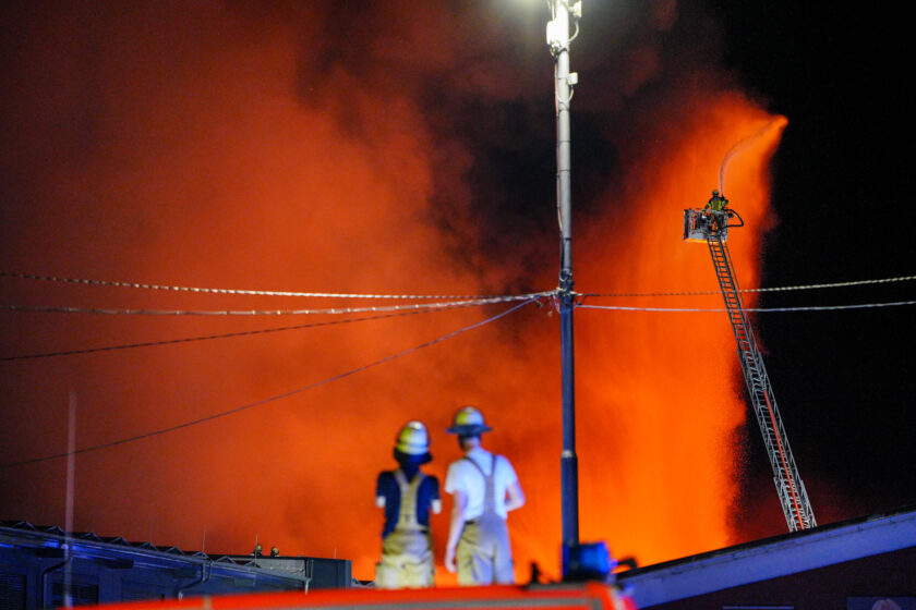 Über 350 Einsatzkräfte: Großbrand trifft Stuttgarter Frische-Zentrum hart