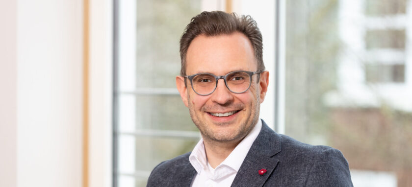 Deutsche Ärzte Finanz befördert Ricky Meinel