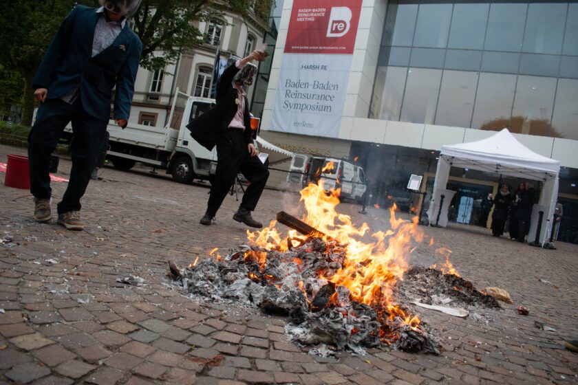 „Die Welt brennt. Rette sich, wer kann“: Klimaaktivisten protestieren in Baden-Baden gegen Rückversicherer