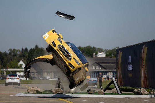 Fliegende Teslas und schrottreife Golfs: Axa-Crashtest zeigt die Zukunft der Elektro-Autoversicherung