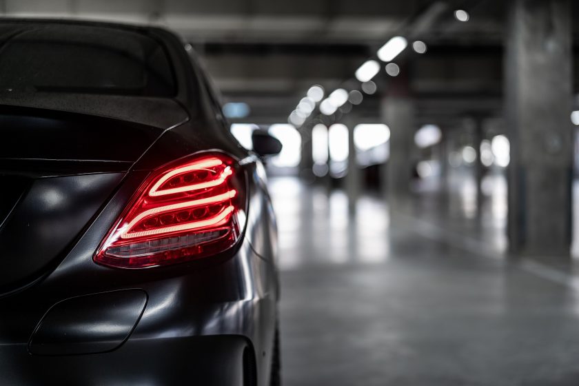 Sex auf Mercedes-Motorhaube endet im Schadenfall
