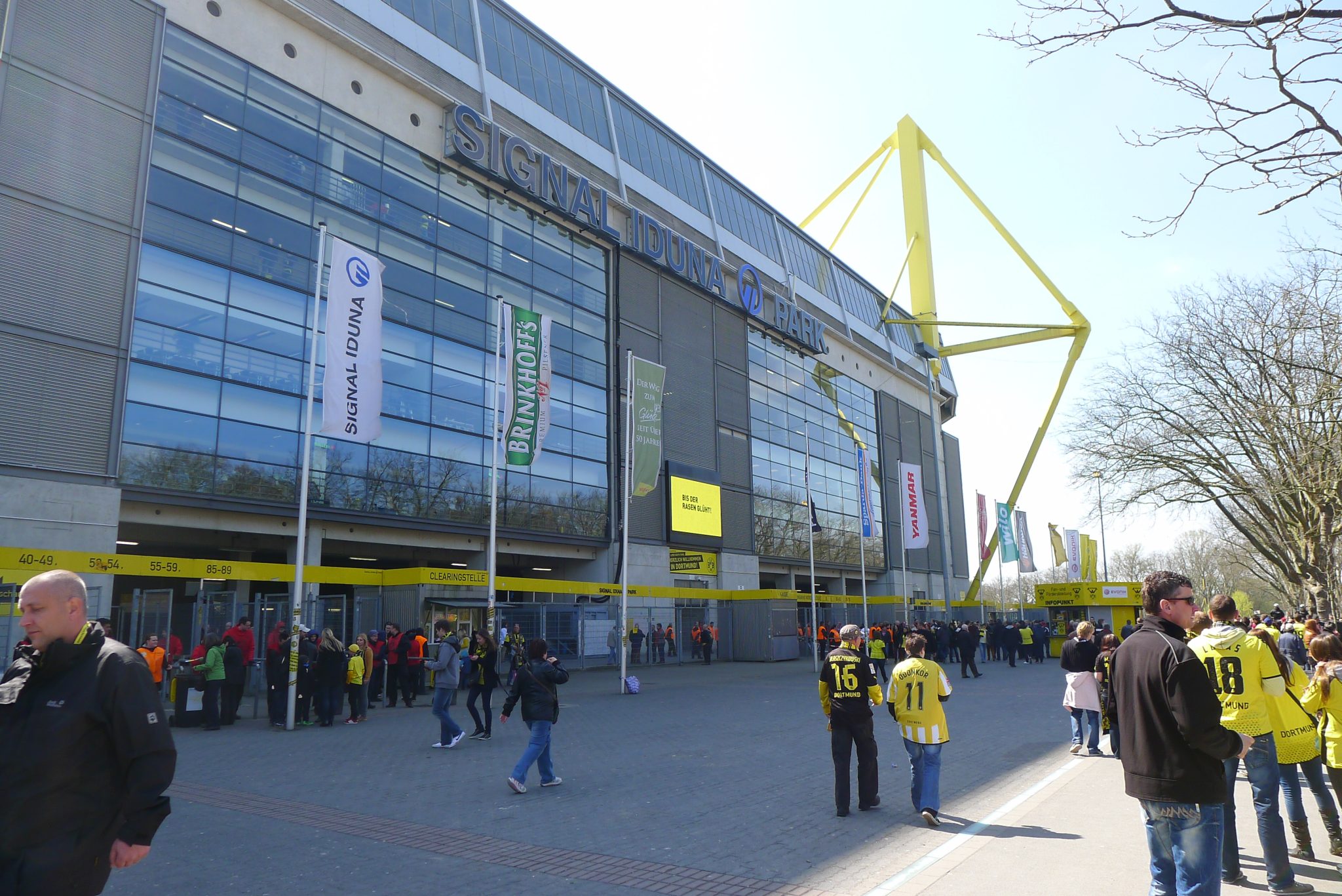 Dortmunder Fan-Wut Setzt Sich Fort: Signal Iduna Beauftragt ...