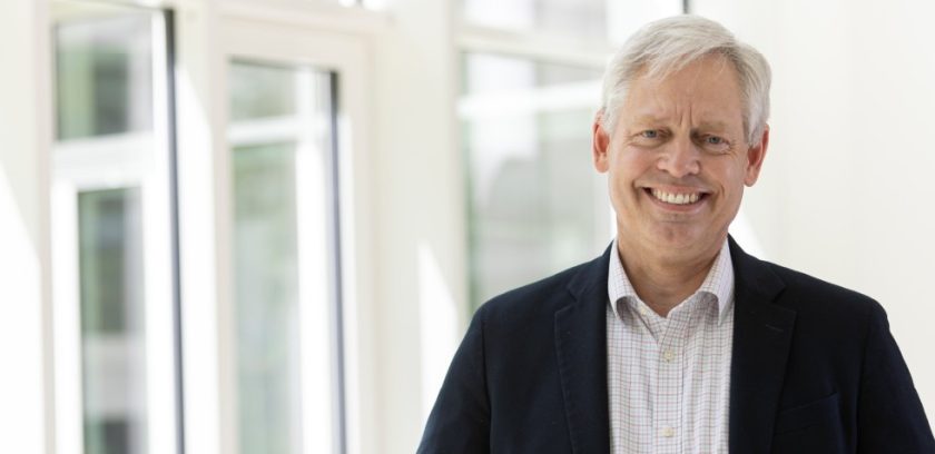 Julian Zienicke steigt bei Hallesche zum Vertriebsleiter auf